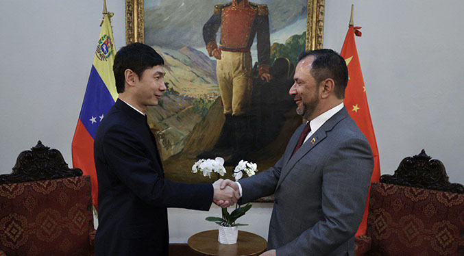 Yván Gil recibe cartas de estilo del nuevo embajador de China
