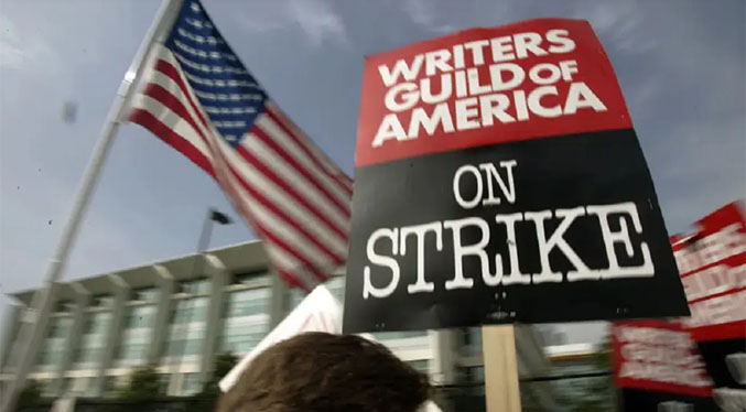 Guionistas de Hollywood inician huelga por bajos salarios