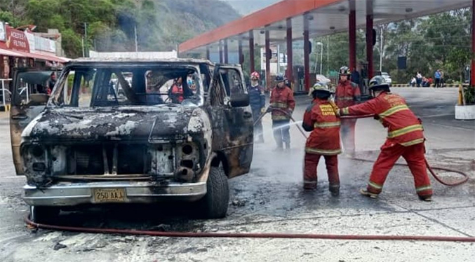 Incendio de camionetica en estación de servicio de Caricuao no deja fallecidos