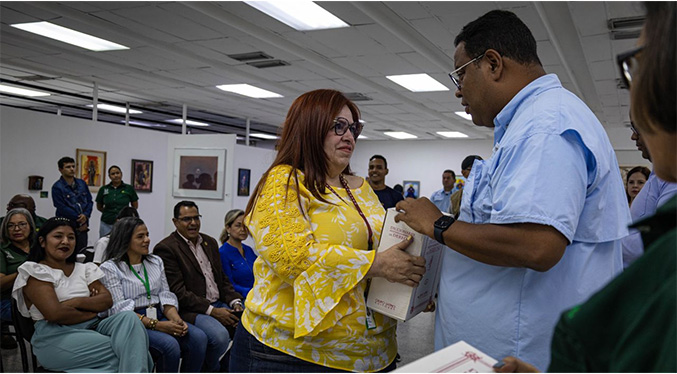 Alcaldía entrega diccionarios jurídicos a abogados de su gestión a través de Fundabiblioteca