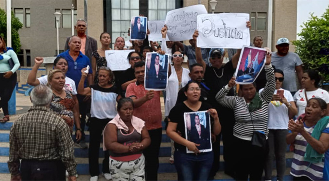 Familiares y amigos del bodeguero asfixiado protestan frente a los tribunales