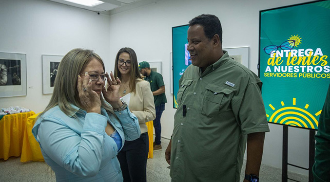 Más de 500 servidores públicos de Maracaibo recibieron lentes en el marco de su día