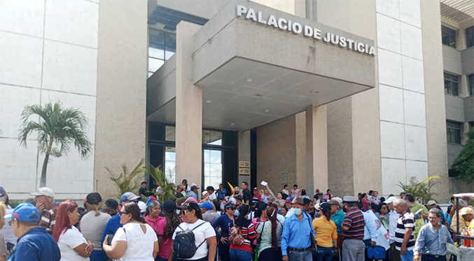 Pensionados y jubilados del magisterio zuliano realizan concentración en el Palacio de Justicia de Maracaibo