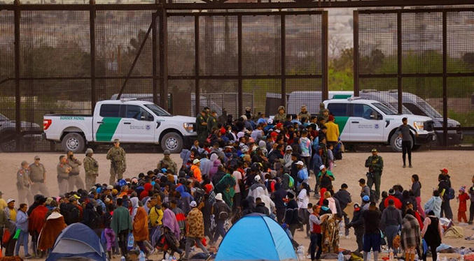 Detienen a cientos de migrantes en El Paso