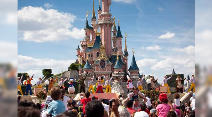 Medio centenar de huelguistas en Disney en Francia para reclamar alza salarial