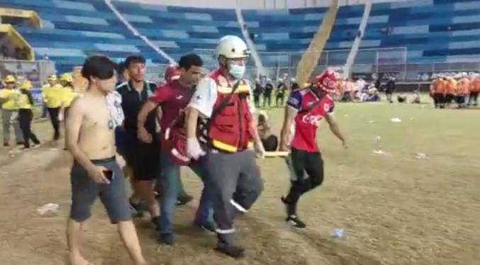 Estampida en estadio de fútbol de El Salvador deja 12 muertos y más de 100 heridos