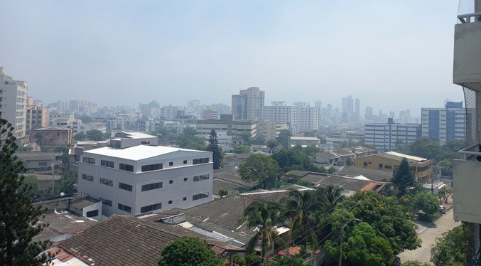 Centro y norte de Barranquilla, envueltos en humo por incendio en isla Salamanca (Video)