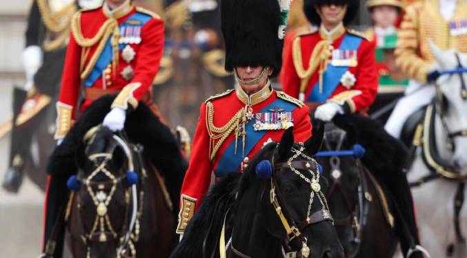 Carlos III pasa revista a caballo en su primer desfile de aniversario