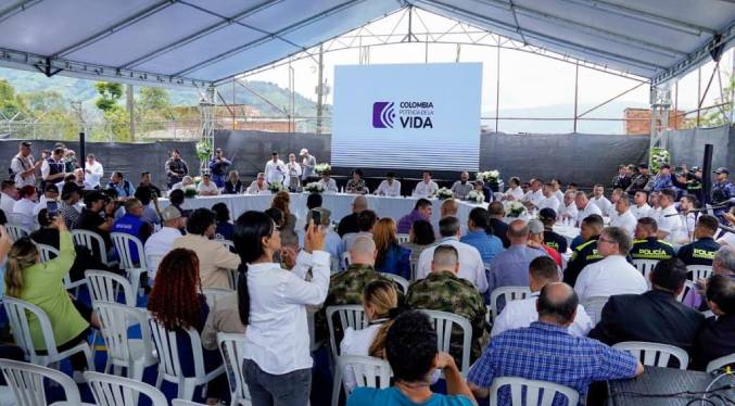 Gobierno colombiano y bandas criminales de Medellín instalan mesa de diálogos de paz