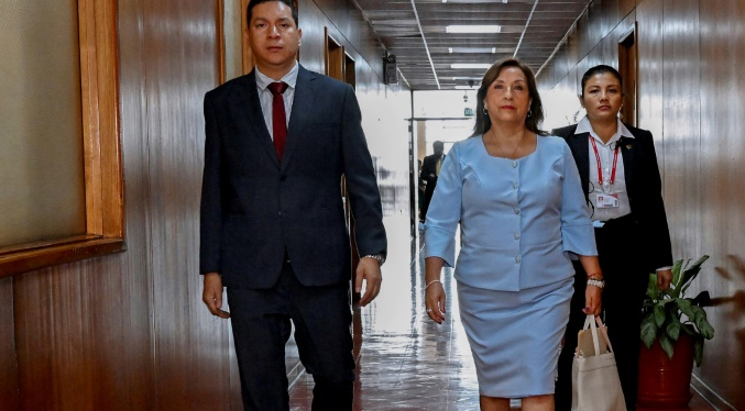 Presidenta de Perú llega a la Fiscalía para responder sobre las muertes en protestas