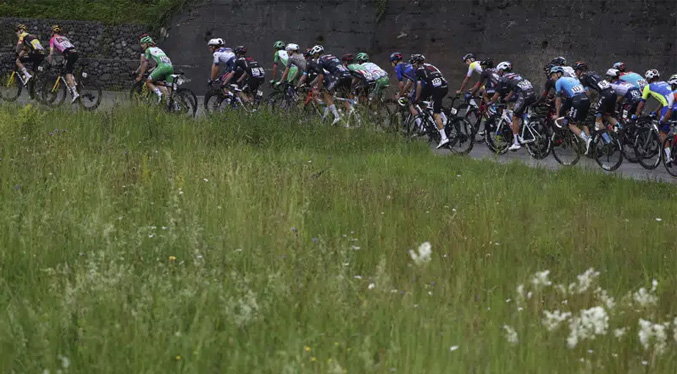 Expulsan a 31 ciclistas ​​del Giro de Italia juvenil por agarrarse de autos