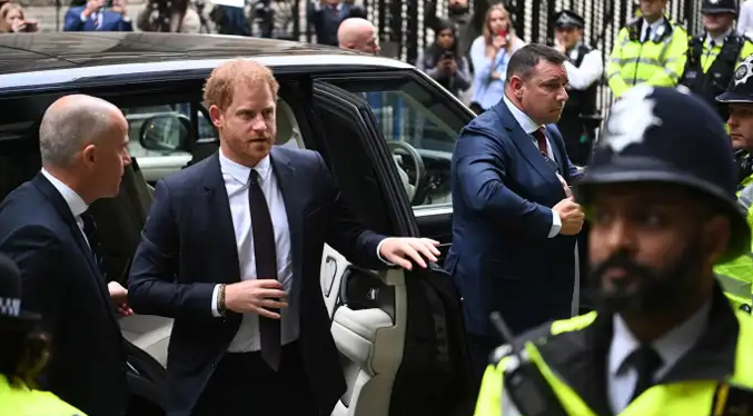 Harry llega a tribunales por segundo día consecutivo para acusar a  la prensa inglesa