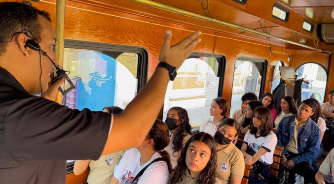 Estudiantes culminan talleres de sensibilización turística con recorrido en el Tranvía