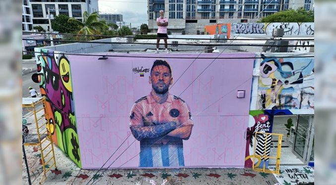 Artista venezolano pinta el primer mural de Messi en Miami