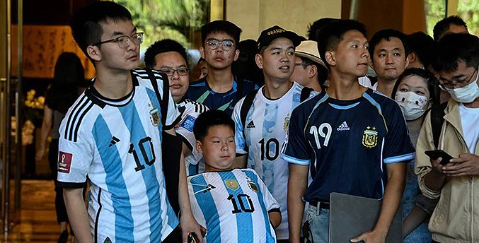 Cientos de seguidores chinos reciben a Messi en Pekín (+Video)