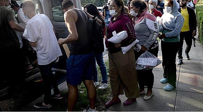 Llegan desde Texas a Los Ángeles autobús con más de 40 migrantes, entre ellos venezolanos