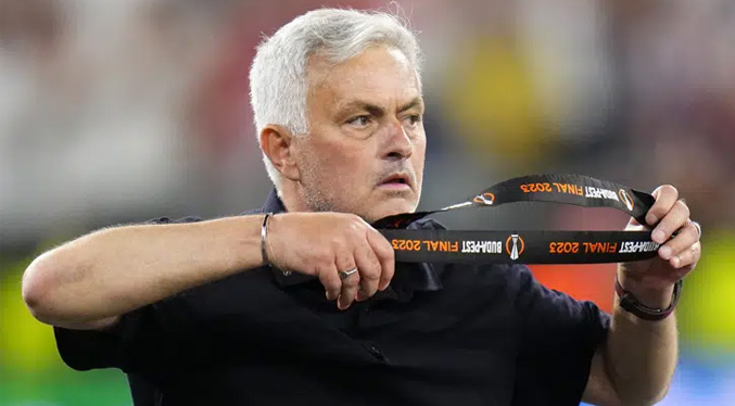 Cuatro partidos de suspensión a Mourinho en Europa por insultar a árbitro