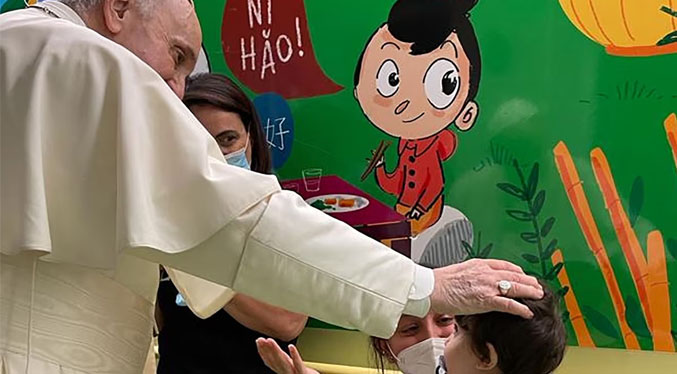 EL Papa visita a los niños con cáncer dentro del hospital donde está recluido
