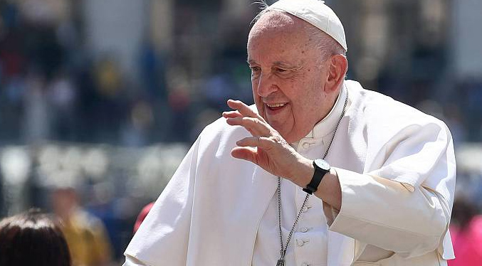 El Papa sigue mejorando tras su operación y no descartan la renuncia