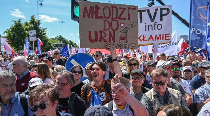 Medio millón de personas se manifiestan en Varsovia contra el gobierno