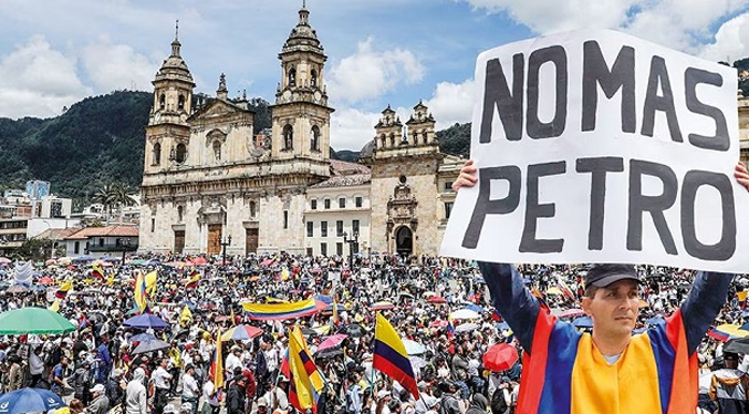 Oposición colombiana marcha contra la gestión de Petro