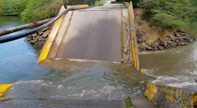 Restringen paso vehicular por colapso del puente Guayacán en Higuerote