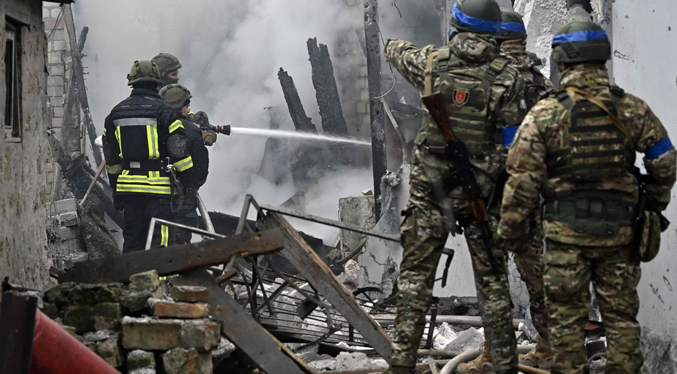 Autoridades ucranianas anuncian ataque ruso contra escuela con dos muertos