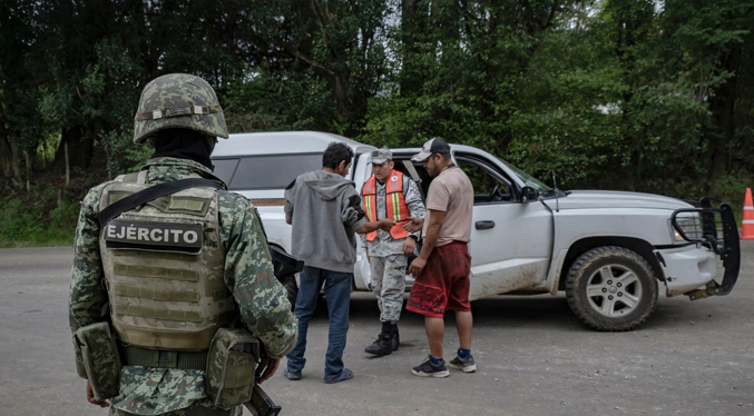 Grupo armado secuestra a 14 trabajadores de la Secretaría de Seguridad en México