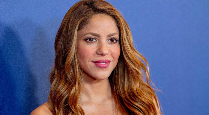 Shakira congela a su equipo mientras produce un nuevo tema musical en el estudio de grabación