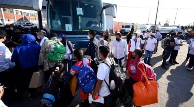 Autoridades mexicanas reubican a migrantes que están en campamento fronterizo de Tijuana