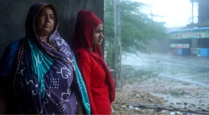 El ciclón Biparjoy deja una estela de destrucción a su paso por la costa de India