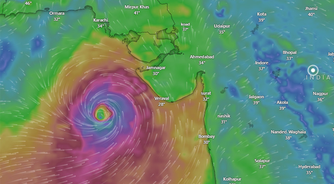India y Pakistán evacúan a miles de personas por el ciclón Biparjoy (Video)