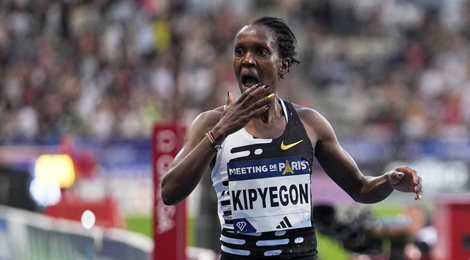 Kenia premia a Kipyegon con 35 mil dólares y casa por romper récords mundiales