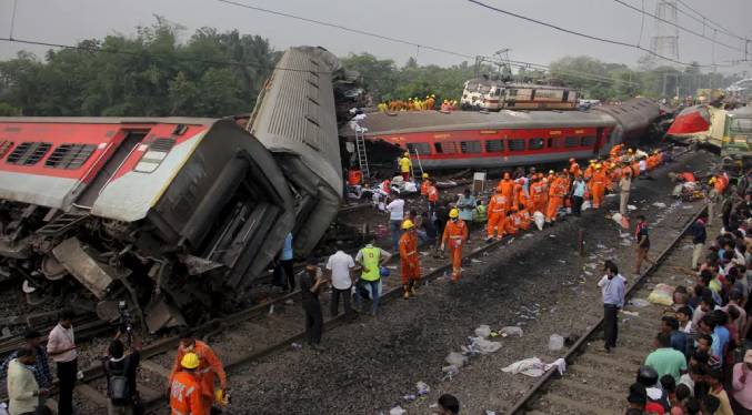 Cesa búsqueda de sobrevivientes tras descarrilamientos en la India que dejaron 280 muertos