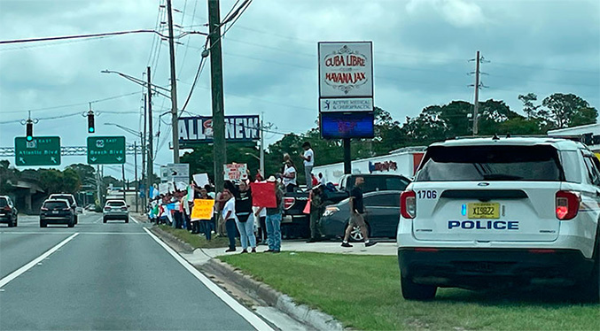Marcha pacífica se une en Florida al paro nacional «Un día sin inmigrantes»