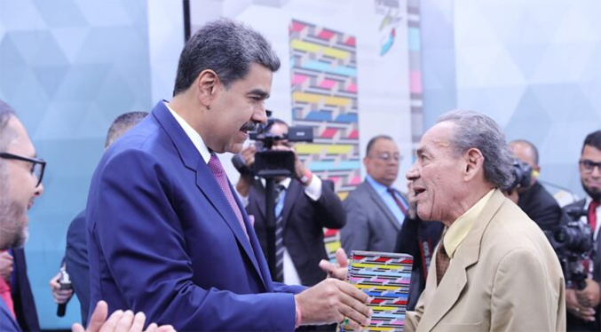 Maduro entrega el Premio Nacional de Periodismo