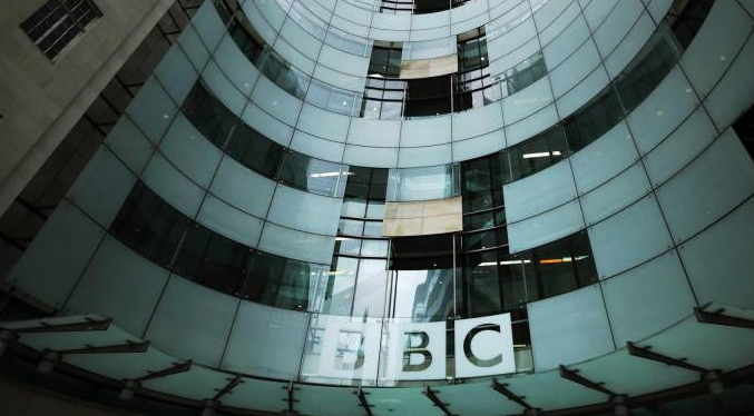 Presentador de la BBC es acusado de pagarle a un adolescente por fotos íntimas
