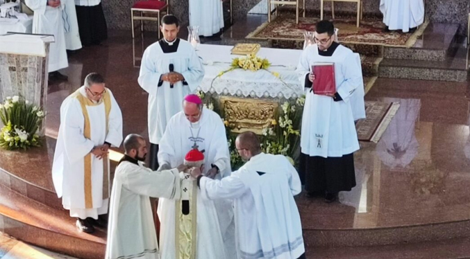 Cardenal Baltazar Porras recibe el Palio Arzobispal