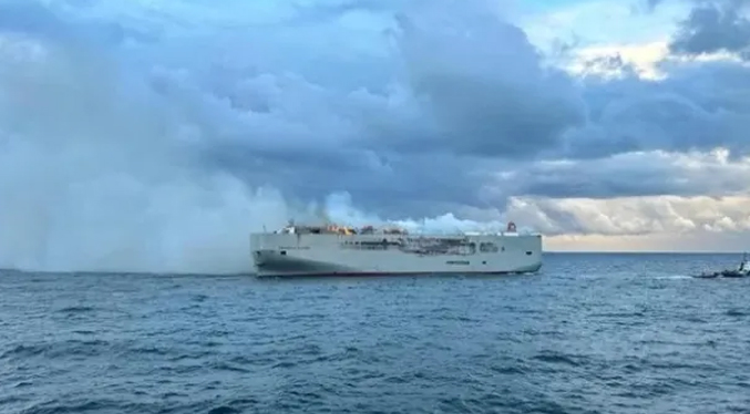 Al menos una persona muere en un incendio de un buque en las costas de Países Bajos