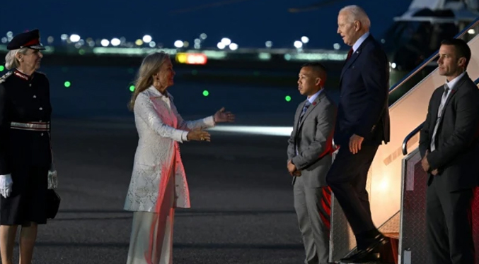 Biden llega al Reino Unido para reunirse con Carlos III