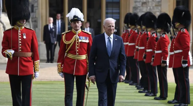 Guardia de honor recibe a Biden en el castillo de Windsor