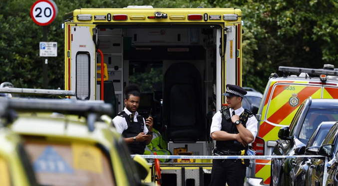 Nueve personas heridas deja colisión de un vehículo contra una escuela en Londres