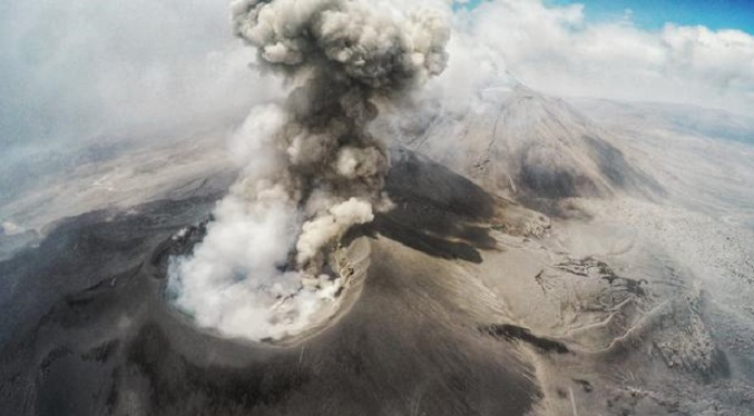 Reportan nueva explosión en volcán peruano lanzó cenizas a 3.600 metros sobre el cráter