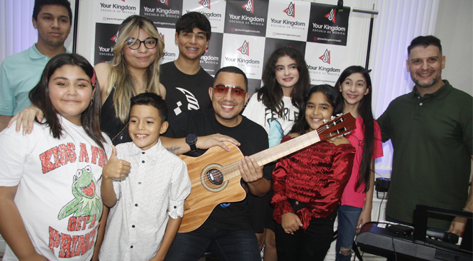 Felipe Peláez dona instrumentos a la Escuela de Música Your Kingdom en Maracaibo