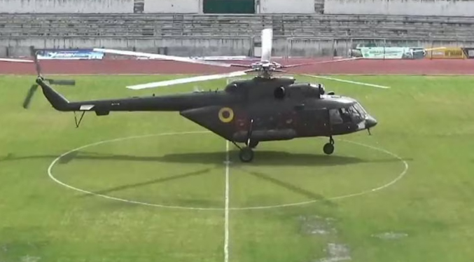 Helicóptero militar aterriza en un estadio e interrumpe el partido de fútbol