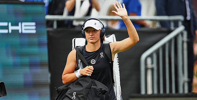 Swiatek arrasa en su debut de Wimbledon