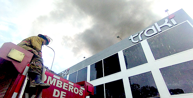 Bomberos de Valencia combaten incendio que consume sucursal de Tiendas Traki  (Fotos + videos)