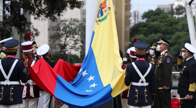Venezuela iza la Bandera Nacional para conmemorar los 212 de la Independencia