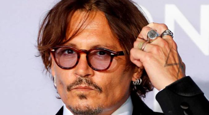 Cancelan concierto de Johnny Depp en Budapest tras encontrar al actor desmayado en un hotel