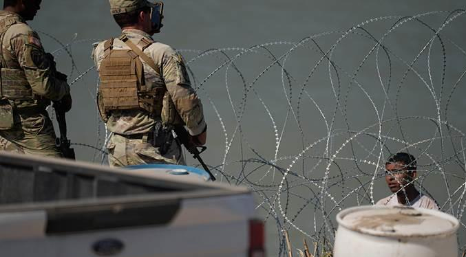 Repudian informes de trato inhumano de oficiales de Texas contra migrantes en la frontera